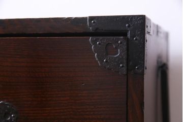 アンティーク家具　和製アンティーク　前面ケヤキ材　鳥モチーフの金具が可愛らしい重ね二本松箪笥(引き出し、衣装箪笥)