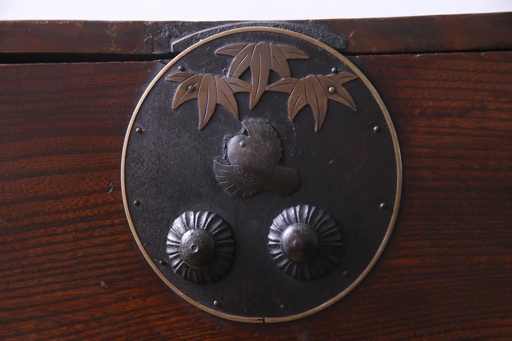 アンティーク家具　和製アンティーク　前面ケヤキ材　鳥モチーフの金具が可愛らしい重ね二本松箪笥(引き出し、衣装箪笥)