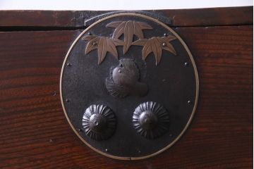 アンティーク家具　和製アンティーク　前面ケヤキ材　鳥モチーフの金具が可愛らしい重ね二本松箪笥(引き出し、衣装箪笥)