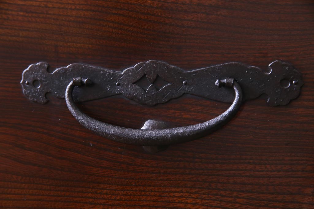 アンティーク家具　和製アンティーク　前面ケヤキ材　鳥モチーフの金具が可愛らしい重ね二本松箪笥(引き出し、衣装箪笥)