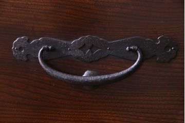 アンティーク家具　和製アンティーク　前面ケヤキ材　鳥モチーフの金具が可愛らしい重ね二本松箪笥(引き出し、衣装箪笥)