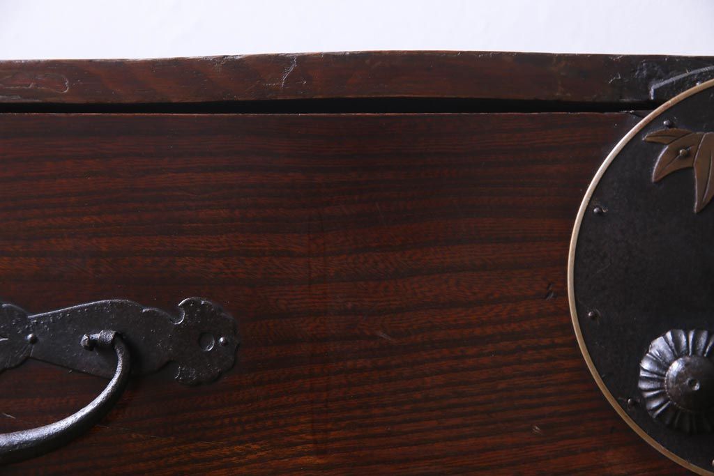 アンティーク家具　和製アンティーク　前面ケヤキ材　鳥モチーフの金具が可愛らしい重ね二本松箪笥(引き出し、衣装箪笥)