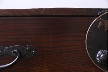 アンティーク家具　和製アンティーク　前面ケヤキ材　鳥モチーフの金具が可愛らしい重ね二本松箪笥(引き出し、衣装箪笥)