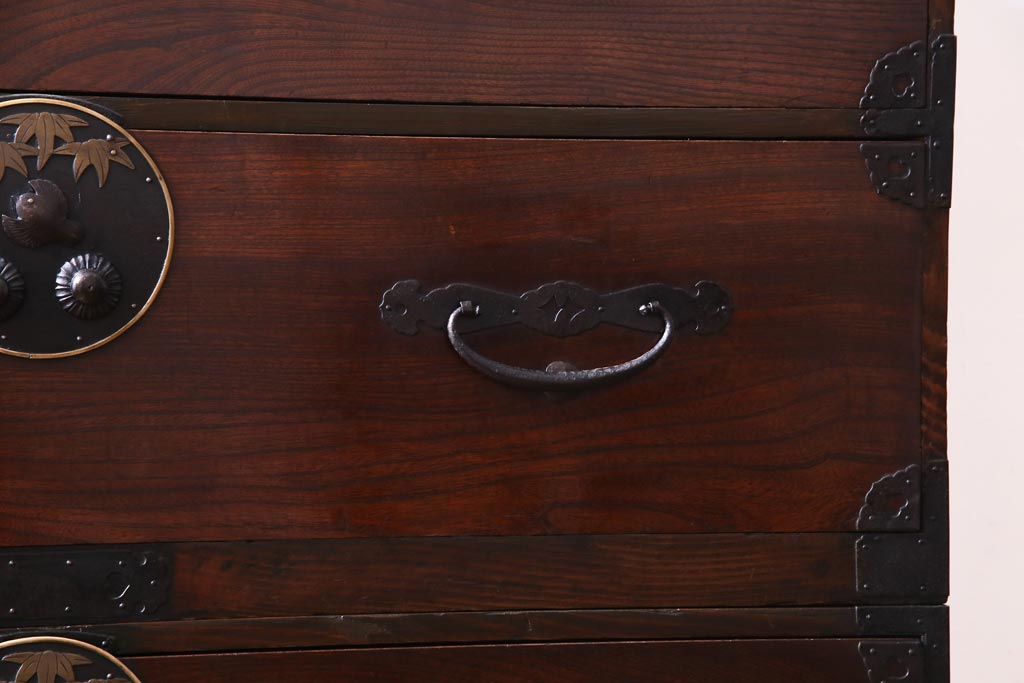 アンティーク家具　和製アンティーク　前面ケヤキ材　鳥モチーフの金具が可愛らしい重ね二本松箪笥(引き出し、衣装箪笥)