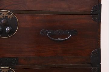 アンティーク家具　和製アンティーク　前面ケヤキ材　鳥モチーフの金具が可愛らしい重ね二本松箪笥(引き出し、衣装箪笥)