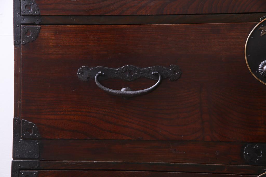 アンティーク家具　和製アンティーク　前面ケヤキ材　鳥モチーフの金具が可愛らしい重ね二本松箪笥(引き出し、衣装箪笥)