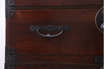 アンティーク家具　和製アンティーク　前面ケヤキ材　鳥モチーフの金具が可愛らしい重ね二本松箪笥(引き出し、衣装箪笥)