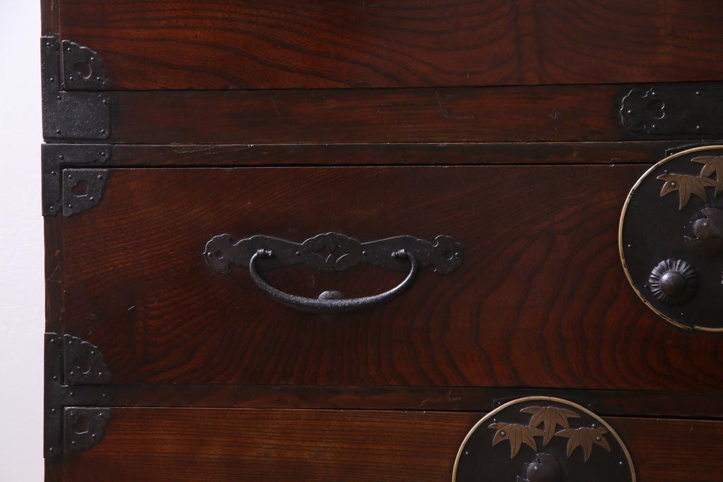 アンティーク家具　和製アンティーク　前面ケヤキ材　鳥モチーフの金具が可愛らしい重ね二本松箪笥(引き出し、衣装箪笥)