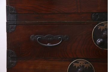 アンティーク家具　和製アンティーク　前面ケヤキ材　鳥モチーフの金具が可愛らしい重ね二本松箪笥(引き出し、衣装箪笥)