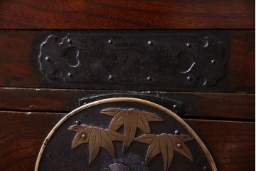 アンティーク家具　和製アンティーク　前面ケヤキ材　鳥モチーフの金具が可愛らしい重ね二本松箪笥(引き出し、衣装箪笥)