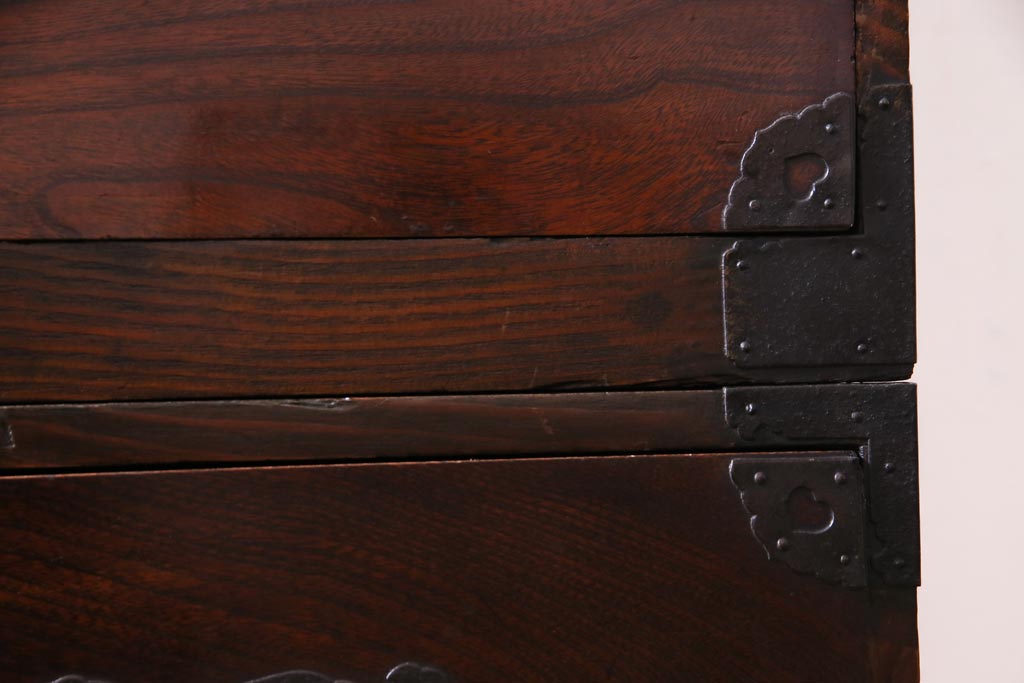 アンティーク家具　和製アンティーク　前面ケヤキ材　鳥モチーフの金具が可愛らしい重ね二本松箪笥(引き出し、衣装箪笥)