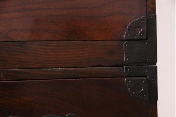 アンティーク家具　和製アンティーク　前面ケヤキ材　鳥モチーフの金具が可愛らしい重ね二本松箪笥(引き出し、衣装箪笥)