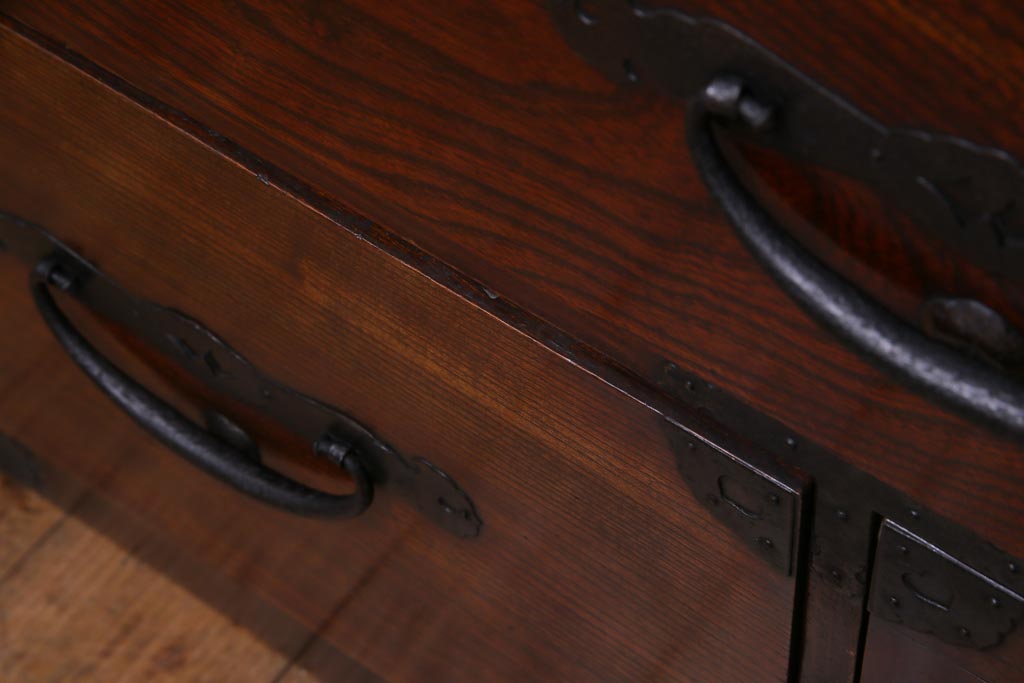 アンティーク家具　和製アンティーク　前面ケヤキ材　鳥モチーフの金具が可愛らしい重ね二本松箪笥(引き出し、衣装箪笥)