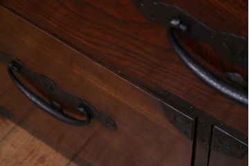 アンティーク家具　和製アンティーク　前面ケヤキ材　鳥モチーフの金具が可愛らしい重ね二本松箪笥(引き出し、衣装箪笥)