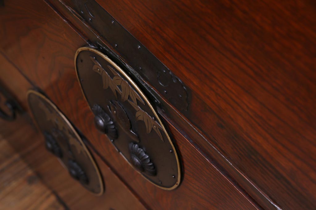 アンティーク家具　和製アンティーク　前面ケヤキ材　鳥モチーフの金具が可愛らしい重ね二本松箪笥(引き出し、衣装箪笥)