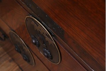 アンティーク家具　和製アンティーク　前面ケヤキ材　鳥モチーフの金具が可愛らしい重ね二本松箪笥(引き出し、衣装箪笥)