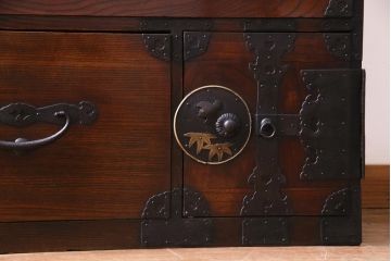 アンティーク家具　和製アンティーク　前面ケヤキ材　鳥モチーフの金具が可愛らしい重ね二本松箪笥(引き出し、衣装箪笥)