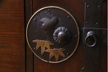 アンティーク家具　和製アンティーク　前面ケヤキ材　鳥モチーフの金具が可愛らしい重ね二本松箪笥(引き出し、衣装箪笥)