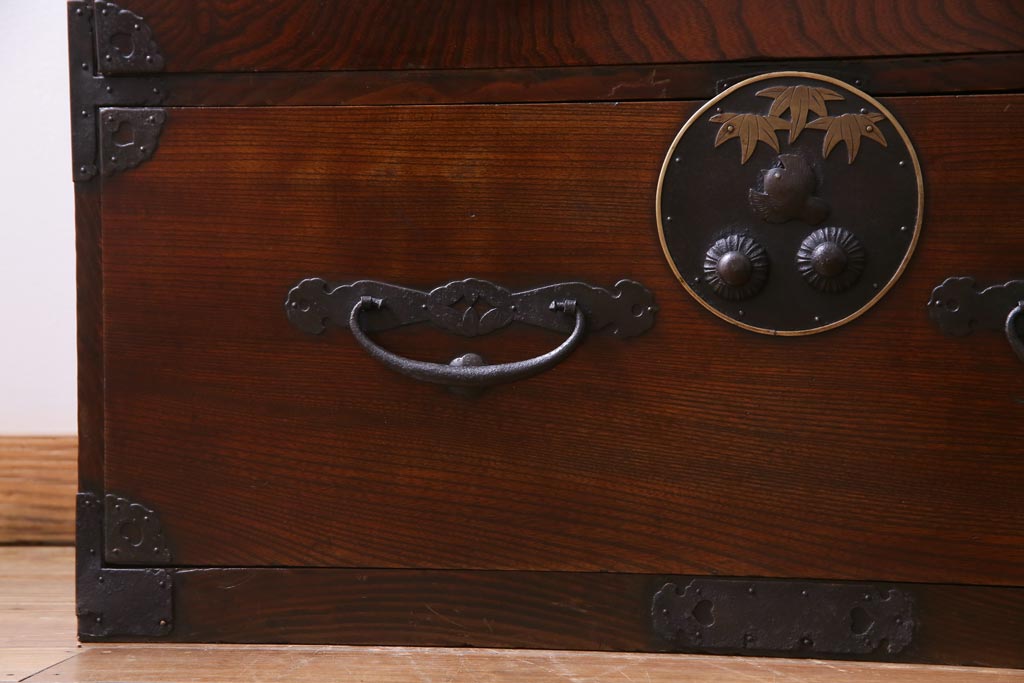 アンティーク家具　和製アンティーク　前面ケヤキ材　鳥モチーフの金具が可愛らしい重ね二本松箪笥(引き出し、衣装箪笥)