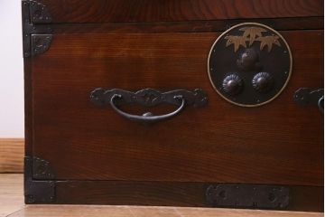 アンティーク家具　和製アンティーク　前面ケヤキ材　鳥モチーフの金具が可愛らしい重ね二本松箪笥(引き出し、衣装箪笥)