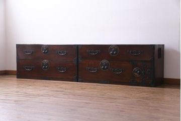 アンティーク家具　和製アンティーク　前面ケヤキ材　鳥モチーフの金具が可愛らしい重ね二本松箪笥(引き出し、衣装箪笥)