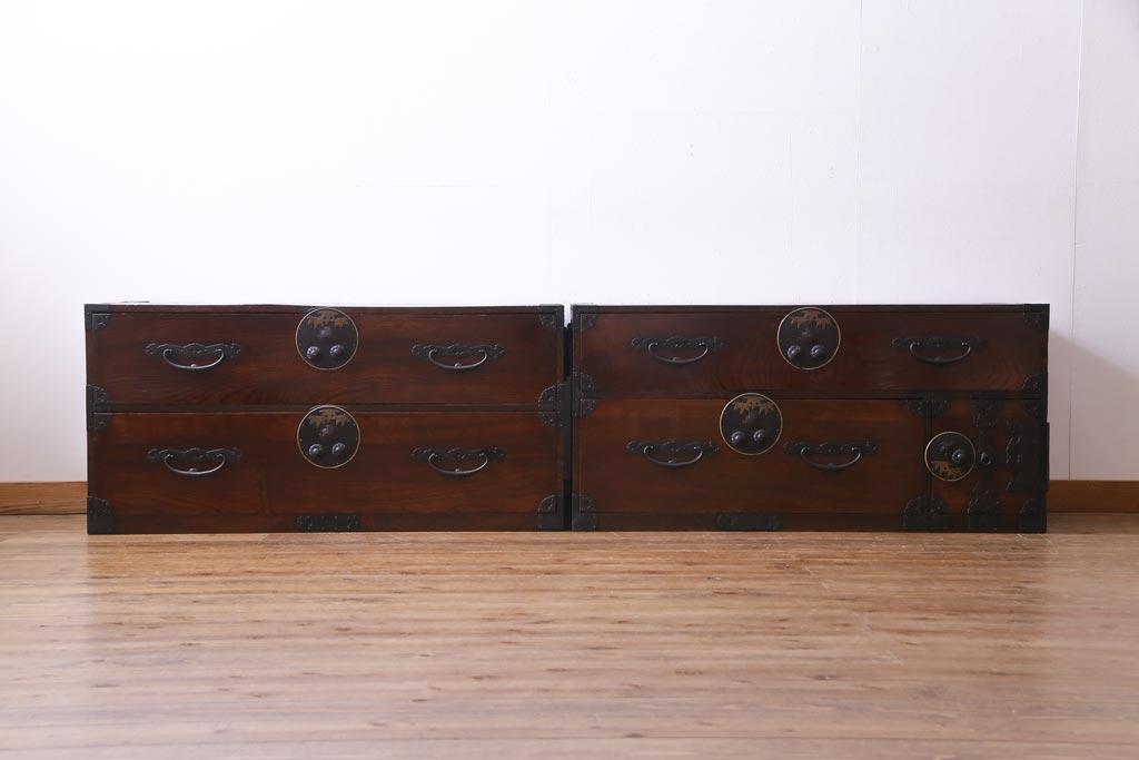 アンティーク家具　和製アンティーク　前面ケヤキ材　鳥モチーフの金具が可愛らしい重ね二本松箪笥(引き出し、衣装箪笥)