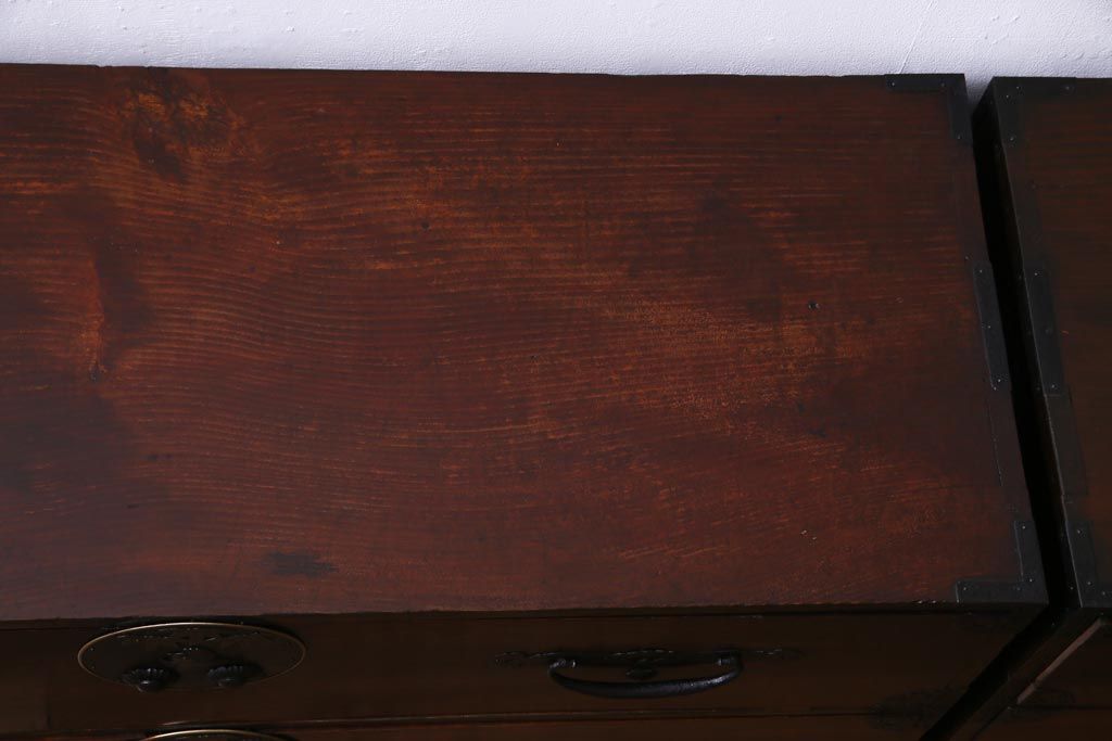 アンティーク家具　和製アンティーク　前面ケヤキ材　鳥モチーフの金具が可愛らしい重ね二本松箪笥(引き出し、衣装箪笥)