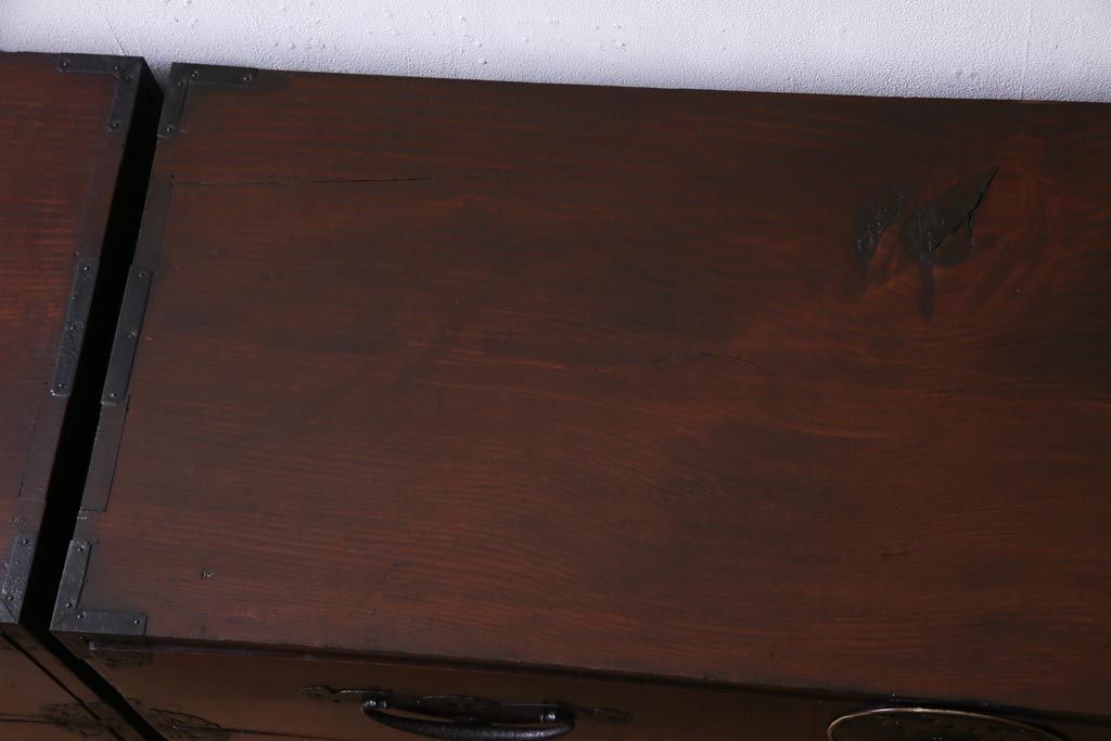 アンティーク家具　和製アンティーク　前面ケヤキ材　鳥モチーフの金具が可愛らしい重ね二本松箪笥(引き出し、衣装箪笥)