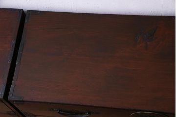 アンティーク家具　和製アンティーク　前面ケヤキ材　鳥モチーフの金具が可愛らしい重ね二本松箪笥(引き出し、衣装箪笥)