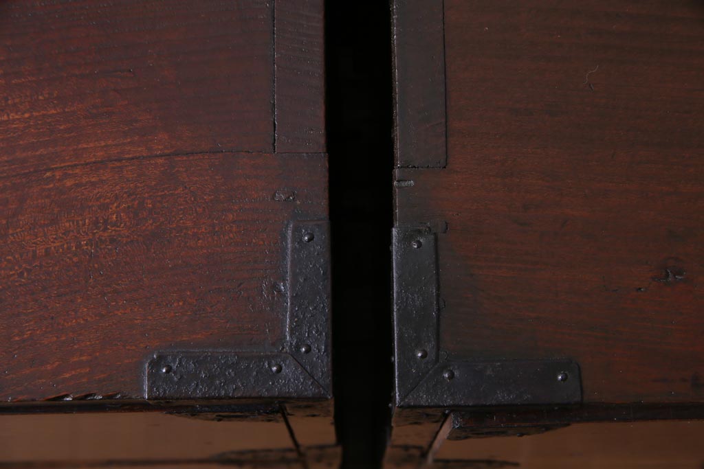 アンティーク家具　和製アンティーク　前面ケヤキ材　鳥モチーフの金具が可愛らしい重ね二本松箪笥(引き出し、衣装箪笥)