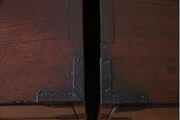 アンティーク家具　和製アンティーク　前面ケヤキ材　鳥モチーフの金具が可愛らしい重ね二本松箪笥(引き出し、衣装箪笥)