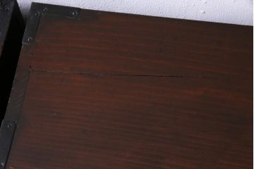 アンティーク家具　和製アンティーク　前面ケヤキ材　鳥モチーフの金具が可愛らしい重ね二本松箪笥(引き出し、衣装箪笥)