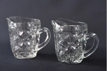 アンティーク雑貨　イギリスビンテージ　繊細な雰囲気を醸し出すガラスピッチャー2個セット(ジャグ)