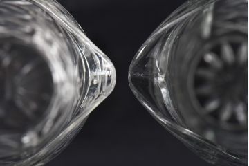アンティーク雑貨　イギリスビンテージ　繊細な雰囲気を醸し出すガラスピッチャー2個セット(ジャグ)