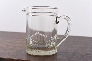 アンティーク雑貨　イギリスビンテージ　繊細なカットが目を引くガラスピッチャー(ジャグ、水差し)