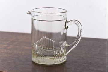 アンティーク雑貨　イギリスビンテージ　繊細なカットが目を引くガラスピッチャー(ジャグ、水差し)
