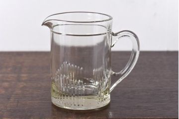 アンティーク雑貨　イギリスビンテージ　繊細なカットが目を引くガラスピッチャー(ジャグ、水差し)