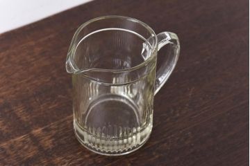アンティーク雑貨　イギリスビンテージ　繊細なカットが目を引くガラスピッチャー(ジャグ、水差し)