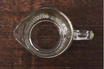 アンティーク雑貨　イギリスビンテージ　繊細なカットが目を引くガラスピッチャー(ジャグ、水差し)