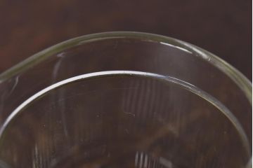アンティーク雑貨　イギリスビンテージ　繊細なカットが目を引くガラスピッチャー(ジャグ、水差し)