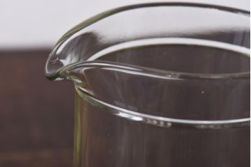 アンティーク雑貨　イギリスビンテージ　繊細なカットが目を引くガラスピッチャー(ジャグ、水差し)