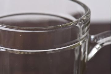 アンティーク雑貨　イギリスビンテージ　繊細なカットが目を引くガラスピッチャー(ジャグ、水差し)