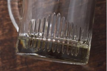 アンティーク雑貨　イギリスビンテージ　繊細なカットが目を引くガラスピッチャー(ジャグ、水差し)