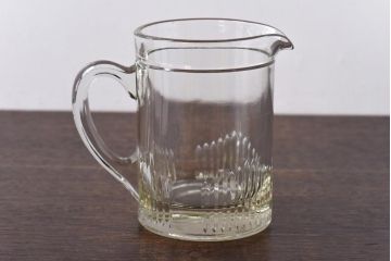 アンティーク雑貨　イギリスビンテージ　繊細なカットが目を引くガラスピッチャー(ジャグ、水差し)