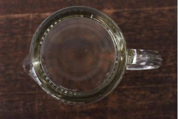 アンティーク雑貨　イギリスビンテージ　繊細なカットが目を引くガラスピッチャー(ジャグ、水差し)