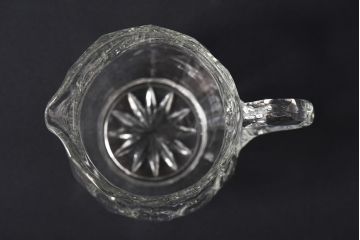 アンティーク雑貨　イギリスビンテージ　エレガントなデザインが魅力的なガラスピッチャー(ジャグ、水差し)
