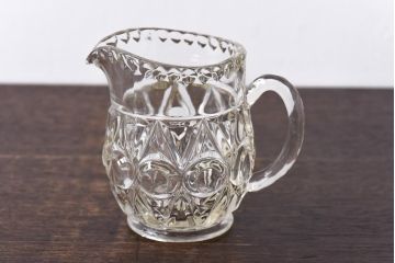 アンティーク雑貨　イギリスビンテージ　立体的なデザインのガラスピッチャー(ジャグ)