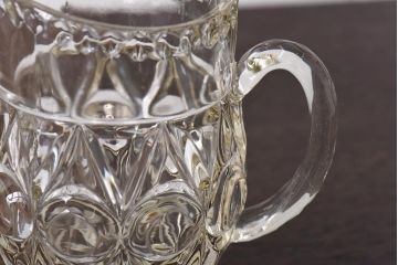 アンティーク雑貨　イギリスビンテージ　立体的なデザインのガラスピッチャー(ジャグ)