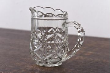 アンティーク雑貨　イギリスビンテージ　波型のデザインが可憐なガラスピッチャー(ジャグ)