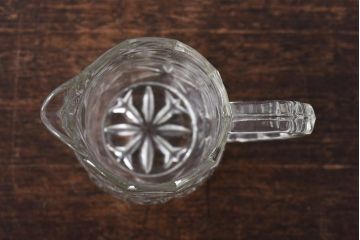 アンティーク雑貨　イギリスビンテージ　波型のデザインが可憐なガラスピッチャー(ジャグ)